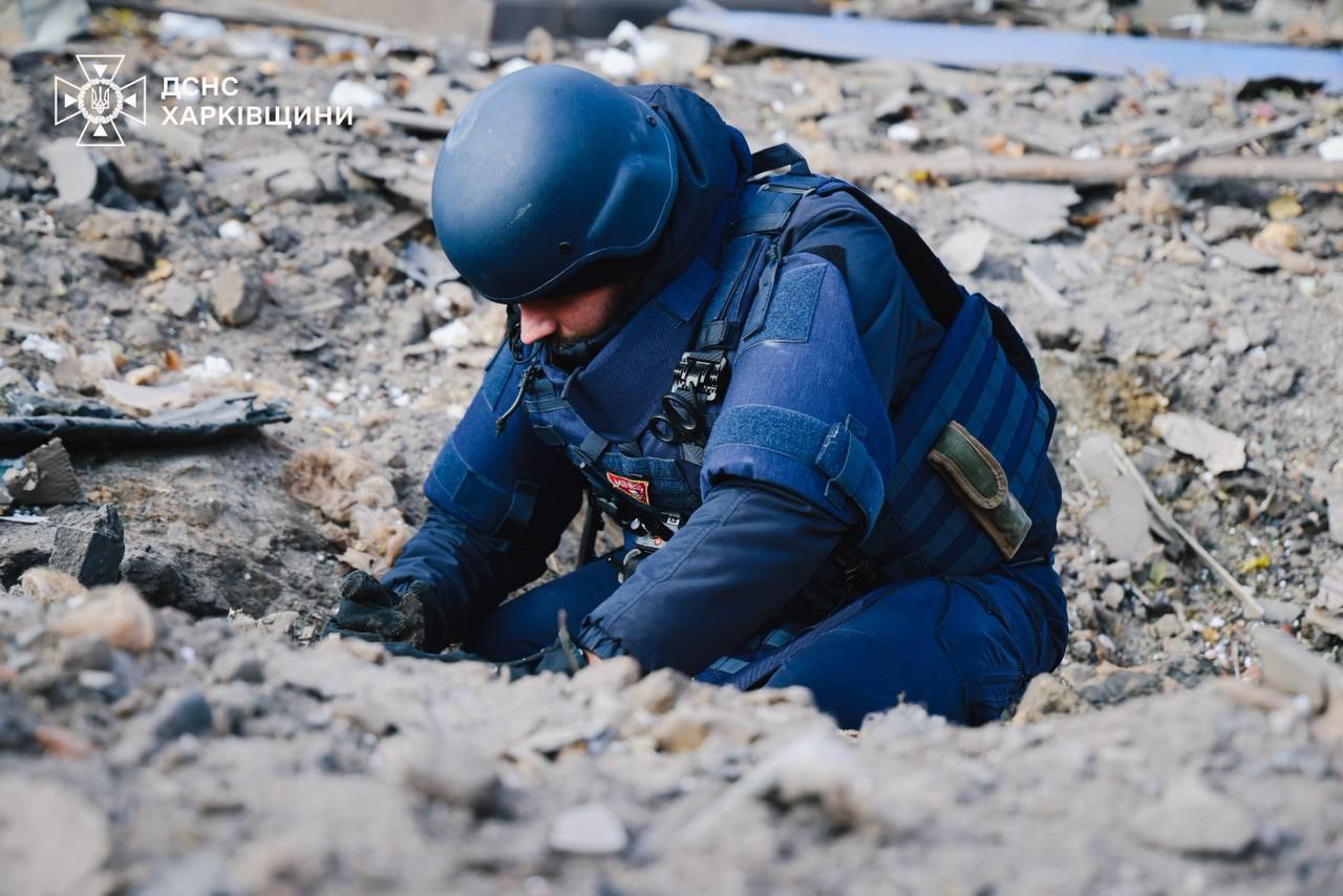 Рятувальники показали кадри гасіння пожежі після ворожого обстрілу Харкова